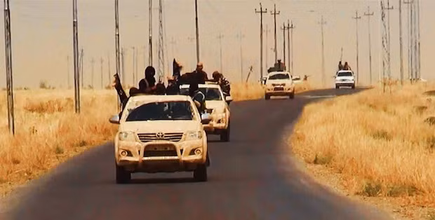 Những chiếc xe bán tải này sau khi về tay lực lượng phiến quân IS sẽ được hoán cải, gia cố thùng sau để gắn thêm hệ thống súng máy 12 ly 7 hoặc pháo phản lực bắn loạt. Nguồn ảnh: Coffe.