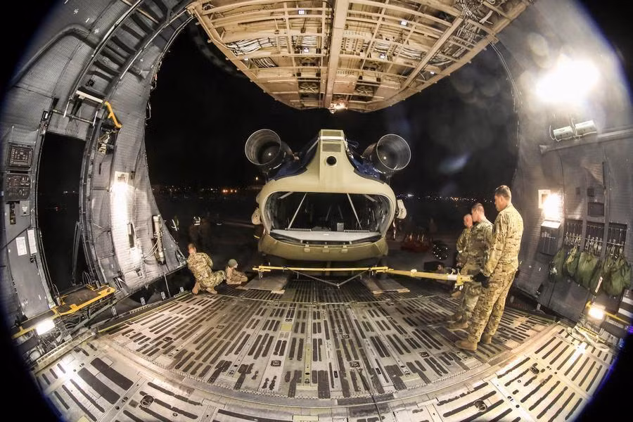 Thêm vào đó, việc vận chuyển một khối hàng khổng lồ như chiếc CH-47 này rõ ràng không phải là điều dễ dàng, các kỹ sư hàng không phải tính toán vị trí đặt chiếc CH-47 thật chính xác để trọng lượng của nó được dàn đều trong khoang máy bay C-5. Nguồn ảnh: Sina.