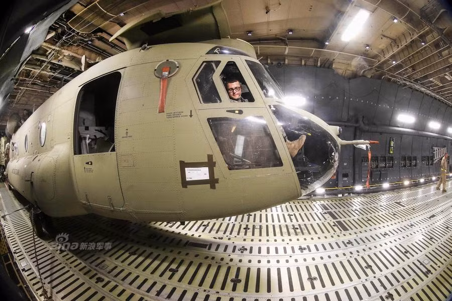 Tiếp theo là các kỹ sư phải đặt đúng chiếc CH-47 vào vị trí đã định và cố định được nó một cách chắc chắn nhất. Nguồn ảnh: Sina.