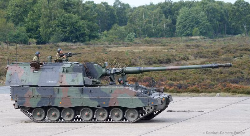 Khẩu pháo tự hành này có trọng lượng 56 tấn, dài 11,7 mét, rộng 3,6 mét và cao 3,1 mét. xe có biên chế đầy đủ 5 thành viên bao gồm 2 nạp đạn, 1 chỉ huy, 1 lái xe và 1 xạ thủ. Nguồn ảnh: Sina.