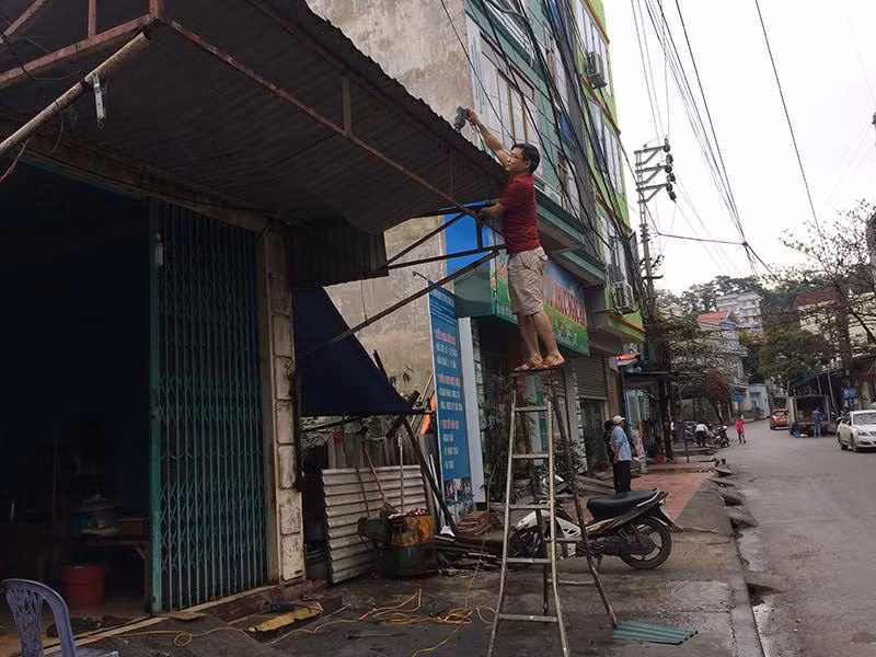 Nguoi Ha Long bac thang tu pha do mai ton lan via he