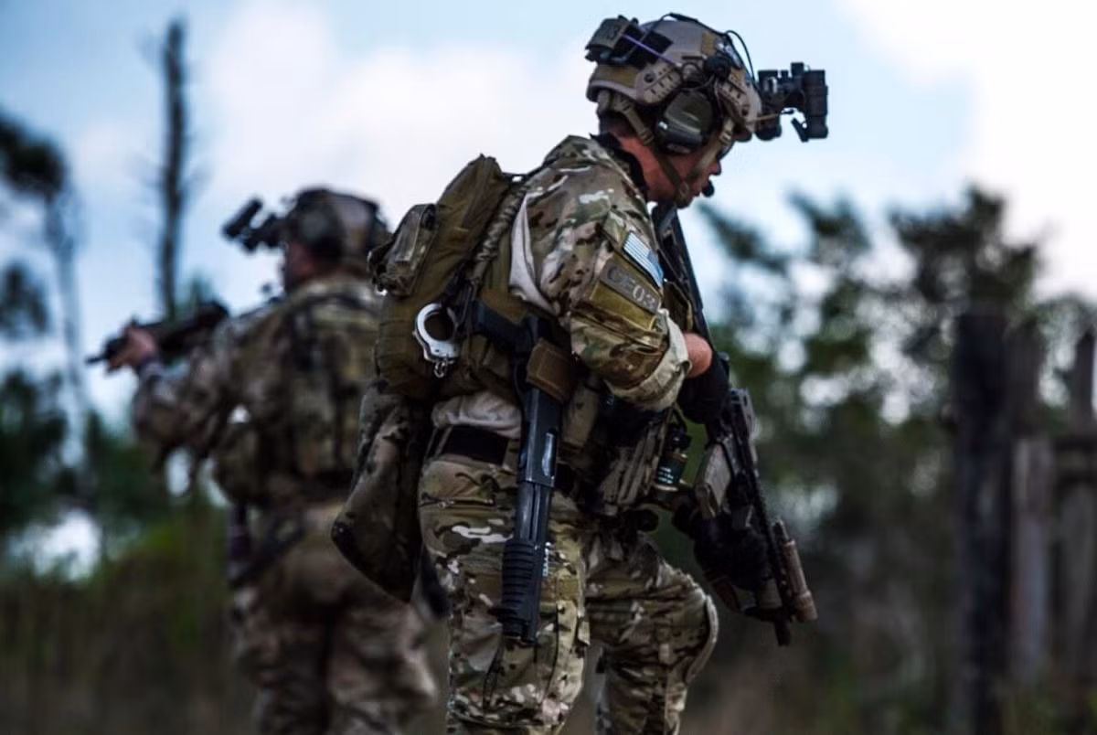 Lực lượng Mũ Nồi Xanh của Mỹ. Cái tên Mũ Nồi Xanh xuất phát từ chiếc mũ trong bộ lễ phục của lực lượng này. Mũ Nồi Xanh Mỹ thường thực hiện 5 loại nhiệm vụ chính bao gồm bảo vệ các cơ sở chính quyền Mỹ ở nước ngoài, trực tiếp tham chiến trên chiến trường, thực hiện các thủ đoạn chiến tranh đặc biệt, trinh sát và chống khủng bố. Nguồn ảnh: Frag.