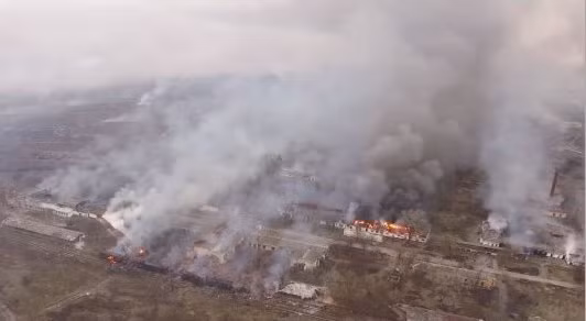 Một vùng an toàn rộng 7 km được xác định xung quanh kho đạn. Rất nhiều căn nhà trong khu vực gần kho đạn bị ảnh hưởng nặng nề, thậm chí là bị phá hủy do sóng sung kích hoặc do các quả tên lửa gặp nhiệt lớn bay ra từ kho đạn. Nguồn ảnh: Chosul.