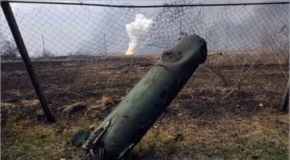 Một quả đạn bay ra khu vực nhà dân cách xa hiện trường vụ nổ tới cả kilomets. Nguồn ảnh: Chosul.