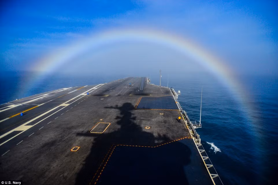 Cầu vồng nhìn từ boong chỉ huy của chiếc tàu sân bay USS John C. Stennis (số thân CVN-74). Con tàu thuộc lớp Nimitz trị giá 4,5 tỷ USD của Mỹ này có độ giãn nước tới 103 nghìn tấn và có khả năng mang theo tới 90 máy bay phản lực các loại. Nguồn ảnh: BI.