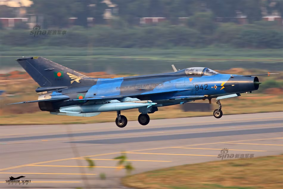 F-7 là định danh xuất khẩu của dòng tiêm kích J-7 do Trung Quốc sản xuất trên cơ sở phiên bản MiG-21F13 của Không quân Liên Xô. Chính vì vậy, so với các thế hệ MiG-21MF/bis sau này, J-7 vẫn dùng kiểu mũi nhọn thụt sâu vào bên trong - đặc trưng của dòng MiG-21F13. Nguồn ảnh: Sina.