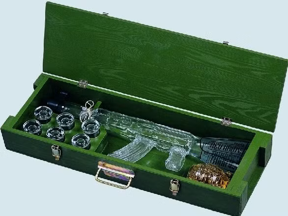 Hay thậm chí là một hòm rượu bao gồm 1 chai vodka thủy tinh trong suốt có hình dáng giống hệt khẩu AK-47 kèm theo một quả lựu đạn cũng đựng rượu và 6 chiếc ly. Nguồn ảnh: Alibaba.