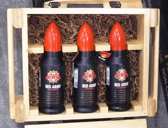 Ví dụ như thùng "đạn pháo" mang nhãn hiệu "Hồng Quân" với những chai rượu được thiết kế giống hệt với những viên đạn pháo được đặt trong hòm gỗ y như thật. Nguồn ảnh: Santabanta.