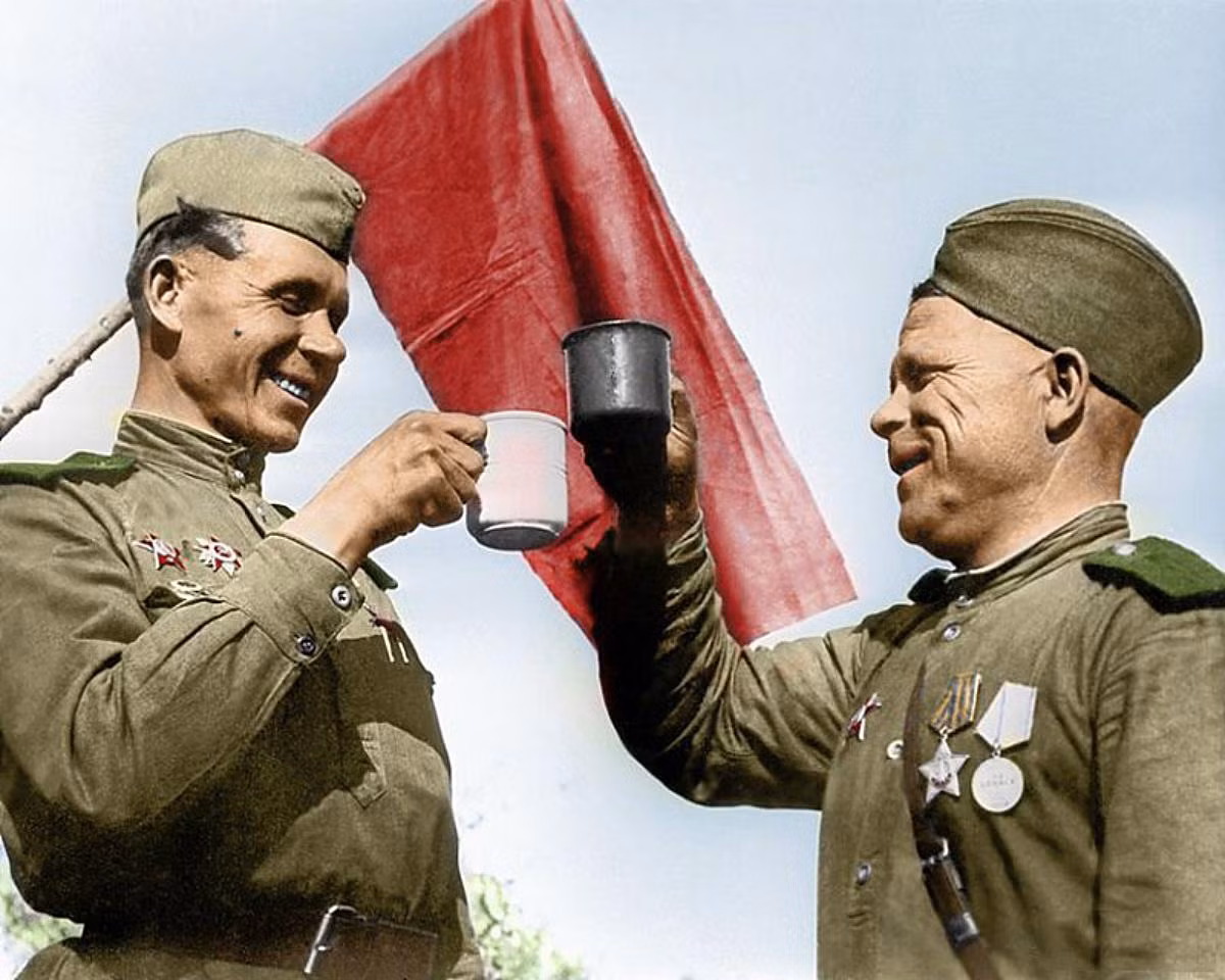 Văn hóa nhậu gắn liền với những ly rượu vodka và hình ảnh của người lính Hồng Quân đã cho ra đời rất nhiều các sản phẩm ăn theo. Nguồn ảnh: Voicefromrussia.