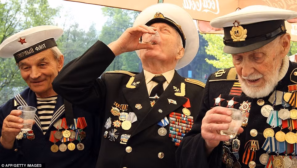 Văn hóa "nhậu" trong các binh lính Nga vẫn được giữ nguyên cho tới ngày nay và thậm chí còn phổ biến hơn vì binh lính Nga giờ mua rượu ngoài tạp hóa dễ dàng hơn rất nhiều so với các chiến sĩ Hồng Quân thời chiến tranh thế giới thứ hai. Nguồn ảnh: Dailymail.