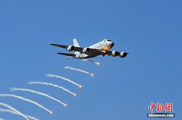 Một điểm yếu nữa đó là hệ thống bẫy mồi nhiệt đòi hỏi phải sử dụng với số lượng lớn để có được hiệu quả cao, tuy nhiên khi sử dụng với số lượng lớn thì số lượng bẫy mồi nhiệt dự trữ sẽ hết rất nhanh và phi công sẽ không còn gì để sử dụng nếu bị tấn công liên tục. Nguồn ảnh: Chinanews.