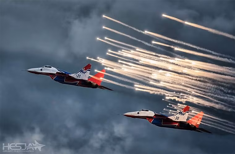 Tuy nhiên, cho đến giờ việc sử dụng đạn mồi bẫy trong không chiến vẫn được sử dụng rộng rãi do các phương án áp chế điện tử thay thế nó dù có hiệu quả hơn nhưng lại quá đắt tiền hoặc quá cồng kềnh và không phù hợp với các máy bay chiến đấu cỡ nhỏ. Nguồn ảnh: HESJA.