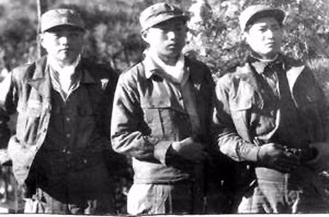 Các sỹ quan trẻ trong quân đội Hàn Quốc có rất ít người biết nói tiếng Anh và khi Quân đội Mỹ tiến vào Hàn Quốc họ phải tự mang theo phiên dịch cho riêng mình. Nguồn ảnh: JohnD.