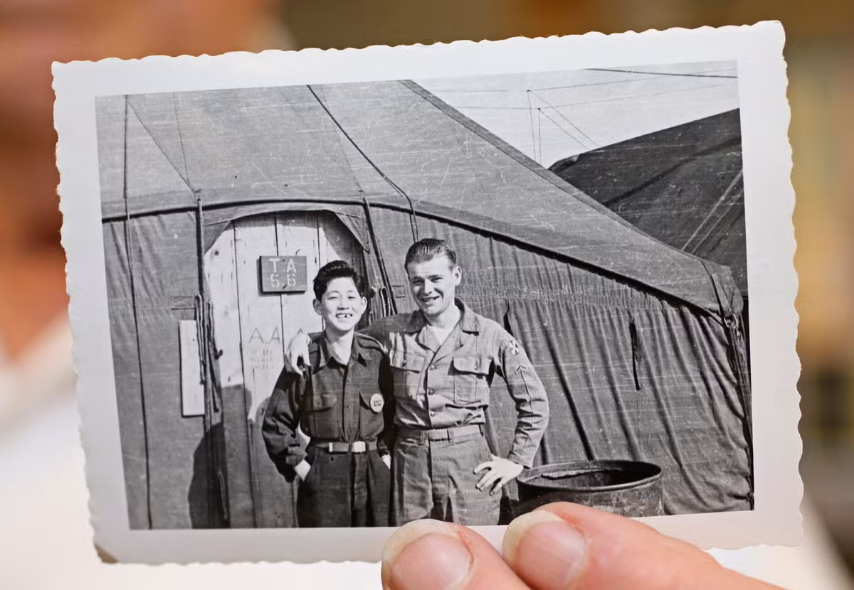 Sỹ quan Nam Hàn chụp ảnh lưu niệm cùng một sỹ quan Mỹ. Nguồn ảnh: SGtalk.