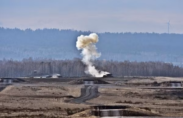 Sức mạnh của TOW là không phải bàn cãi nhiều. Tên lửa TOW được dẫn đường qua dây, tầm bắn khoảng 3-3,7km, sức xuyên tới 1.000mm thép sau gạch ERA. Trong cuộc xung đột ở Syria, TOW đã cho thấy rằng nó đủ sức gây hư hỏng lớn cho các xe tăng T-90 của Nga. Nguồn ảnh: Korearms.