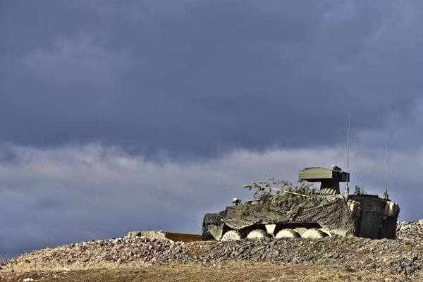 Cơ bản, hệ thống tên lửa chống tăng M1134 dùng chung khung gầm với Stryker. Nó có 15 tấn, được bọc thép nhẹ chống đạn 14,5mm đủ để bảo vệ kíp lái trước các loại vũ khí bộ binh thông thường của đối phương. Nguồn ảnh: Korearms.