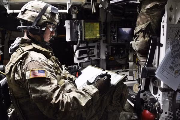 Xạ thủ tên lửa TOW trong xe chiến đấu M1134. Nguồn ảnh: Korearms.