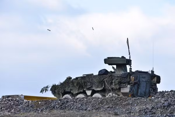 Loại tên lửa chống tăng được trang bị cho hệ thống M1134 là tên lửa TOW huyền thoại của Mỹ. Bệ phóng trên M1134 chỉ mang được 2 quả tên lửa TOW. Nguồn ảnh: Korearms.