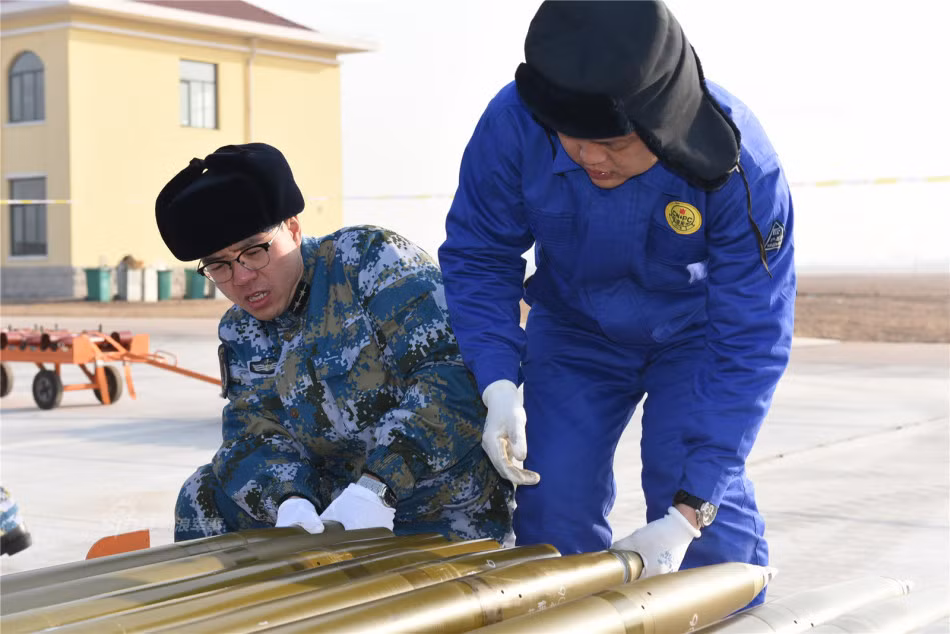 Trong ảnh, kỹ thuật viên Trung Quốc chuẩn bị đạn rocket 90mm. Nguồn ảnh: Sina.