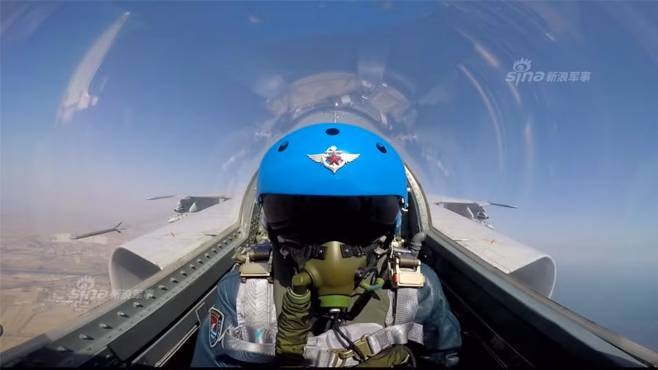 Máy bay chiến đấu JH-7 có tổ bay 2 người bao gồm một phi công và một hoa tiêu - điều khiển vũ khí. Máy bay có chiều dài 22,3 mét, sải cánh rộng 12,8 mét. Được trang bị 2 động cơ Xian WS-9 do chính Trung Quốc sản xuất, chiếc máy bay này có khả năng cất cánh với trọng lượng tối đa lên tới 28,4 tấn. Nguồn ảnh: Sina.