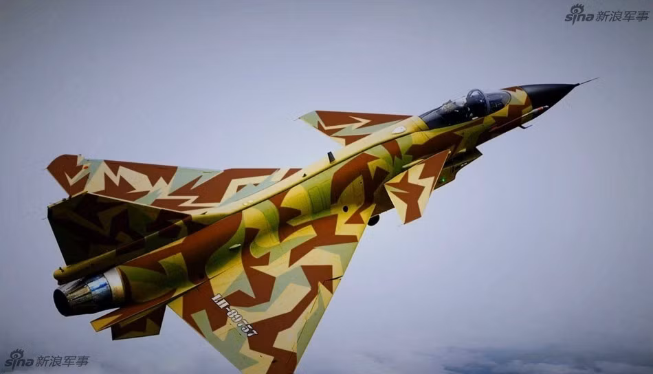  Tiêm kích J-10 là chiến đấu cơ đa nhiệm hạng nhẹ có khả năng hoạt động trong mọi điều kiện thời tiết do Tổng công ty máy bay Thành Đô (CAC) phát triển và sản xuất từ năm 2002 cho Không quân Trung Quốc. Ước tính, khoảng 400 chiếc đã được sản xuất với đơn giá một chiếc ước tính 27,84 triệu USD. Nguồn ảnh: Sina.