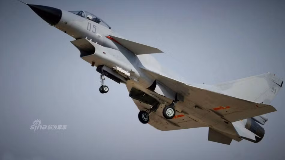Chiến đấu cơ J-10 đi vào phục vụ Không quân Trung Quốc và Không quân thuộc hải quân Trung Quốc với đa dạng sơn ngụy trang. Nguồn ảnh: Sina.