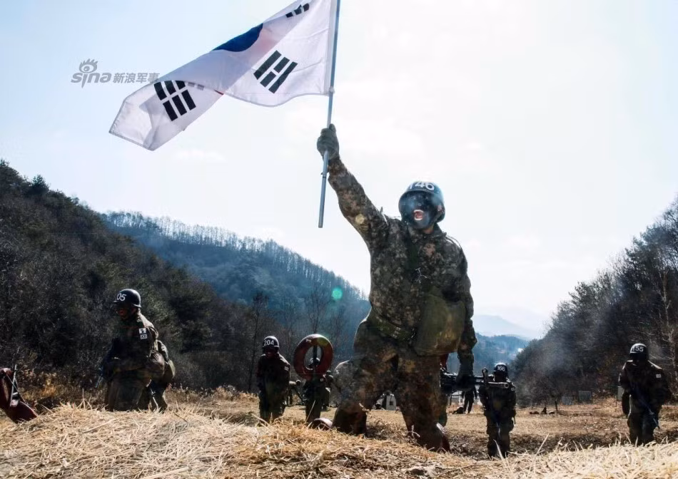 Trước bối cảnh căng thẳng giữa hai miền Triền Tiên đang leo thang sau những vụ thử tên lửa đạn đạo tầm xa quy mô lớn của Bình Nhưỡng, Quân đội Hàn Quốc và Mỹ đã tổ chức cuộc tập trận chung quy mô lớn. Nguồn ảnh: Sina.