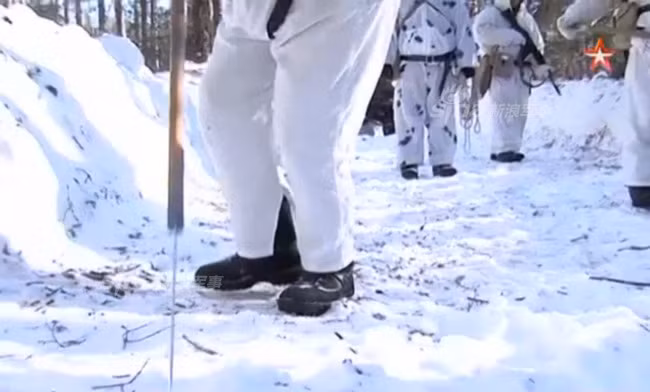 Kể từ sau cuộc xung đột tại Syria, truyền thông Nga dường như đã chú ý hơn tới việc xây dựng hình tượng mạnh mẽ về quân đội nước này, nhất là khi truyền thông phương Tây đã có vẻ hơi "dìm hàng" các lực lượng Nga tham chiến ở khu vực Trung Đông trong thời gian vừa qua bao gồm từ việc tàu sân bay Kuznetsov xả khói mịt mù cho tới việc các máy bay MiG-29K và Su-33 gặp tai nạn khi cất-hạ cánh tham chiến ở khu vực này. Nguồn ảnh: Sina.