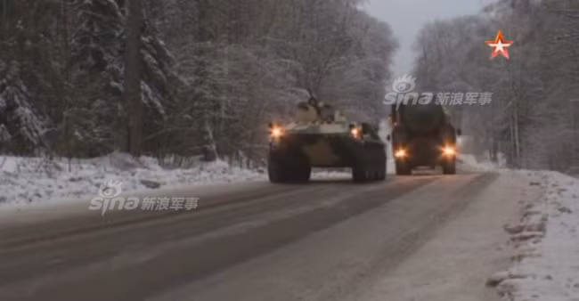 Sau khi trinh sát kiểm tra và xác nhận khu vực trận địa an toàn, lực lượng các xe phóng tên lửa, xe rada, xe hỗ trợ và lực lượng hộ tống bao gồm bộ binh cùng các thiết giáp hạng nặng sẽ được triển khai dẫn đầu đoàn tên lửa kéo đến trận địa. Nguồn ảnh: Sina.