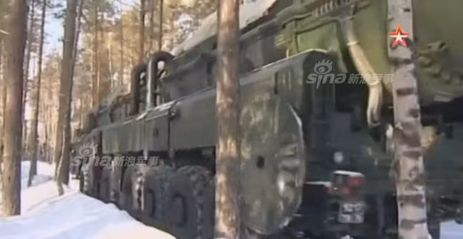 Kênh truyền hình "Ngôi Sao" của Nga đã cho đăng tải những hình ảnh chi tiết về một chiến dịch triển khai trận địa phòng không của Quân đội Nga lên sóng truyền hình hồi tuần trước, ghi lại những thước phim tư liệu quý giá về lực lượng Bộ đội Tên lửa của Nga. Nguồn ảnh: Sina.