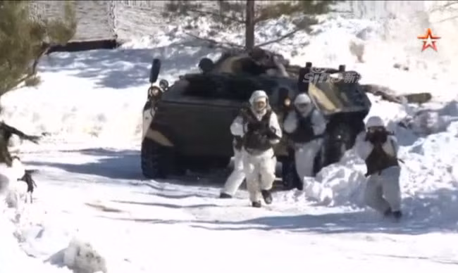 Tuy nhiên, trước "búa rìu dư luận" tới từ các nước có nền báo chí cởi mở phương Tây, phía Quân đội Nga buộc phải tìm cách đáp trả lại với những thước phim tư liệu cho thấy sự hiện đại, tác phong chiến đấu nhanh nhẹn và quan trọng nhất là "khoe khéo" các trang thiết bị, khí tài của lực lượng quân đội có sức mạnh đứng thứ hai thế giới này. Nguồn ảnh: Sina.