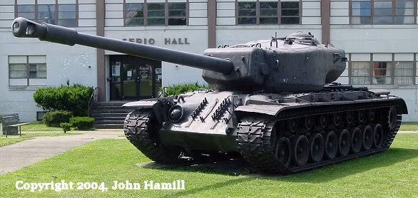 Mỗi viên đạn 120 mm của khẩu pháo này nặng tới 23 kg, gia tốc đầu đạn đạt 960 m/giây. Nguồn: John Hamill.