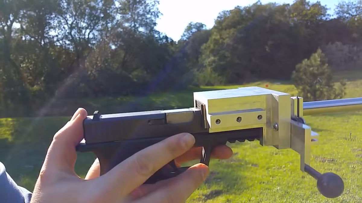 Do là súng tự chế nên hệ thống ngắm nguyên bản trên khẩu súng lục này coi như vô dụng. Nguồn ảnh: Americangg.