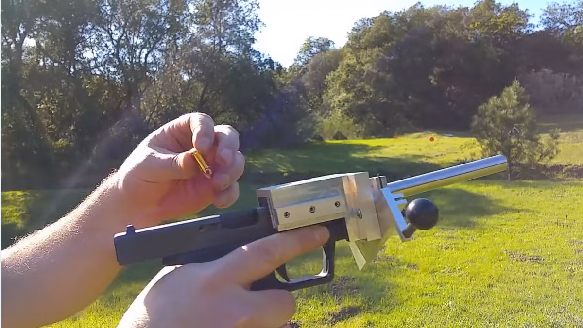 Mỗi lần bắn chỉ nạp được duy nhất một viên đạn. Nguồn ảnh: Americangg.