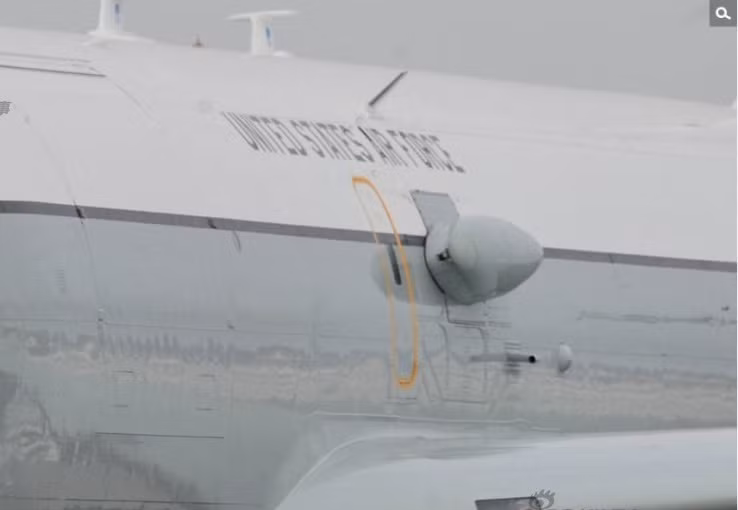 Chiếc máy bay do thám của Không quân Mỹ thuộc loại Boeing WC-135 với nhiệm vụ chủ yếu là giám sát khí tượng trong khu vực bay, kiểm soát vùng trời như một máy bay cảnh báo sớm và có khả năng phát hiện các vụ nổ hạt nhân từ khoảng cách xa. Ảnh: Một trong những hệ thống cảm biến hiện đại được trang bị trên chiếc Boeing WC-135. Nguồn ảnh: Sina.
