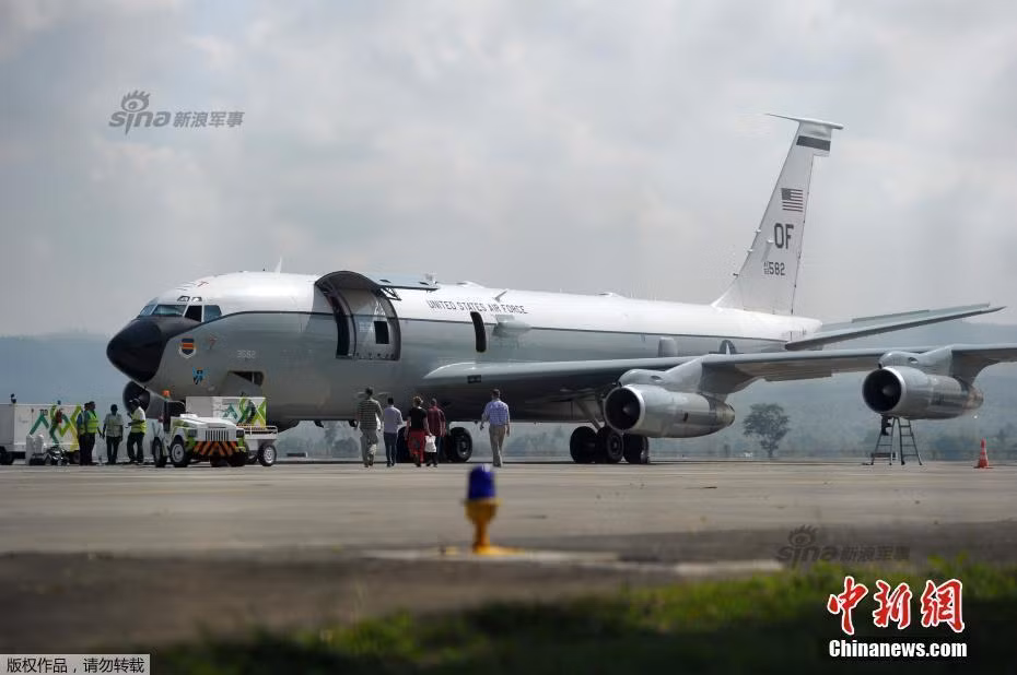 Do gặp phải một vài sự cố kỹ thuật bất khả kháng, hôm 25/3 vừa qua chiếc máy bay do thám WC-135 của Mỹ đã phải hạ cánh khẩn cấp xuống một sân bay ở Indonesia. Cú hạ cánh đã diễn ra khá suôn sẻ và không có thương vong nào được ghi nhận. Nguồn ảnh: Sina.