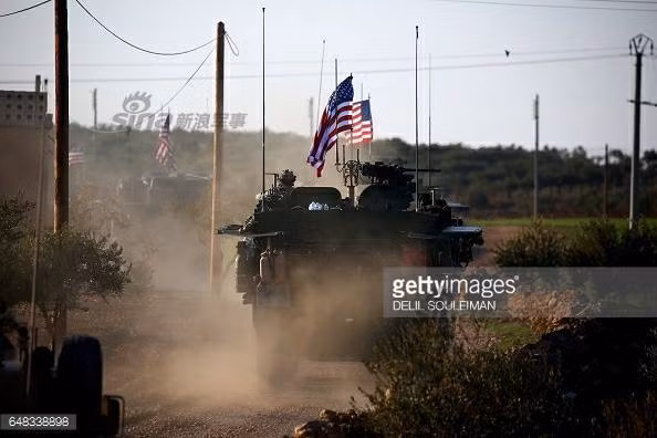 Đoàn thiết giáp của Mỹ bao gồm nhiều xe bọc thép Humvee và các xe thiết giáp chở quân Stryker. Nguồn ảnh: Sina.