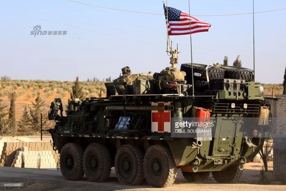 Đoàn xe thiết giáp của Quân đội Mỹ đã tiến tới ngoại ô thành phố Manbij nằm ở phía bắc Syria để tham chiến cùng lực lượng Liên Quân trong nỗ lực xóa sổ phiến quân IS. Nguồn ảnh: Sina.