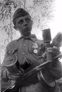 Có trọng lượng lên tới 1,2 kg, quả lưu đạn này có sức công phá cực kỳ mạnh nhưng do quá nặng nên tầm ném không được xa, người lính buộc phải áp sát vào thiết giáp đối phương rồi ném khiến nguy cơ bị tiêu diệt trước khi kịp sử dụng quả lựu đạn này là rất lớn. Nguồn ảnh: Weapons.