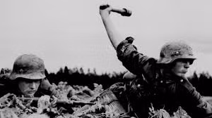 Nhược điểm lớn nhất của loại lựu đạn này là tốc độ nổ khá chậm, phải mất đến khoảng gần 6 giây sau khi rút chốt lựu đạn Model 24 mới chịu phát nổ, chính vì vậy binh lính thường phải rút chốt sau đó đếm đến 3 mới ném để tránh trường hợp bị kẻ địch nhặt lên ném trả lại. Nguồn ảnh: Sky.