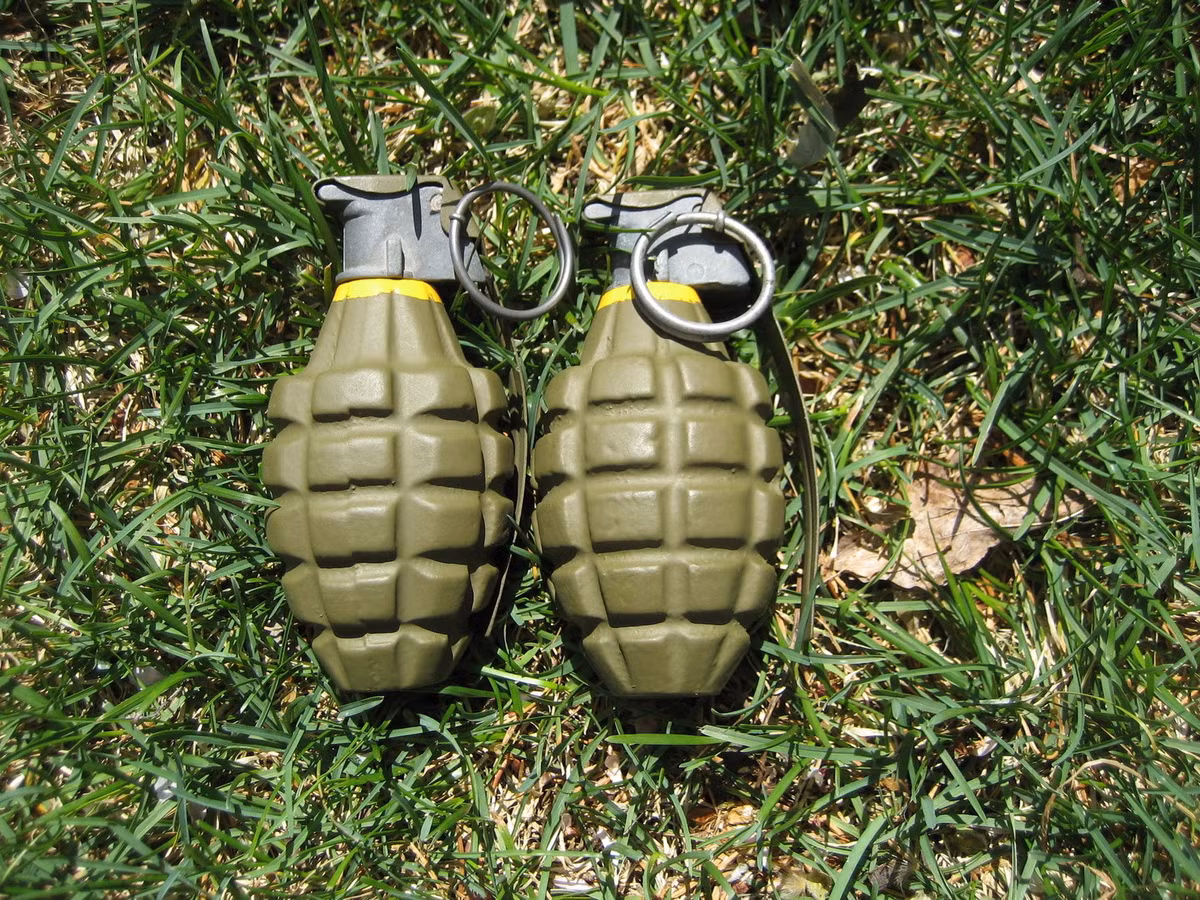 Đầu tiên là loại lựu đạn "mỏ vịt" MK 2 của Quân đội Mỹ. Đây là loại lựu đạn được sử dụng để chống bộ binh với sức nổ trung bình kém, có cơ chế "bóp cò, giật chốt" giống hệt các loại lựu đạn ngày nay. Nguồn ảnh: 90th.
