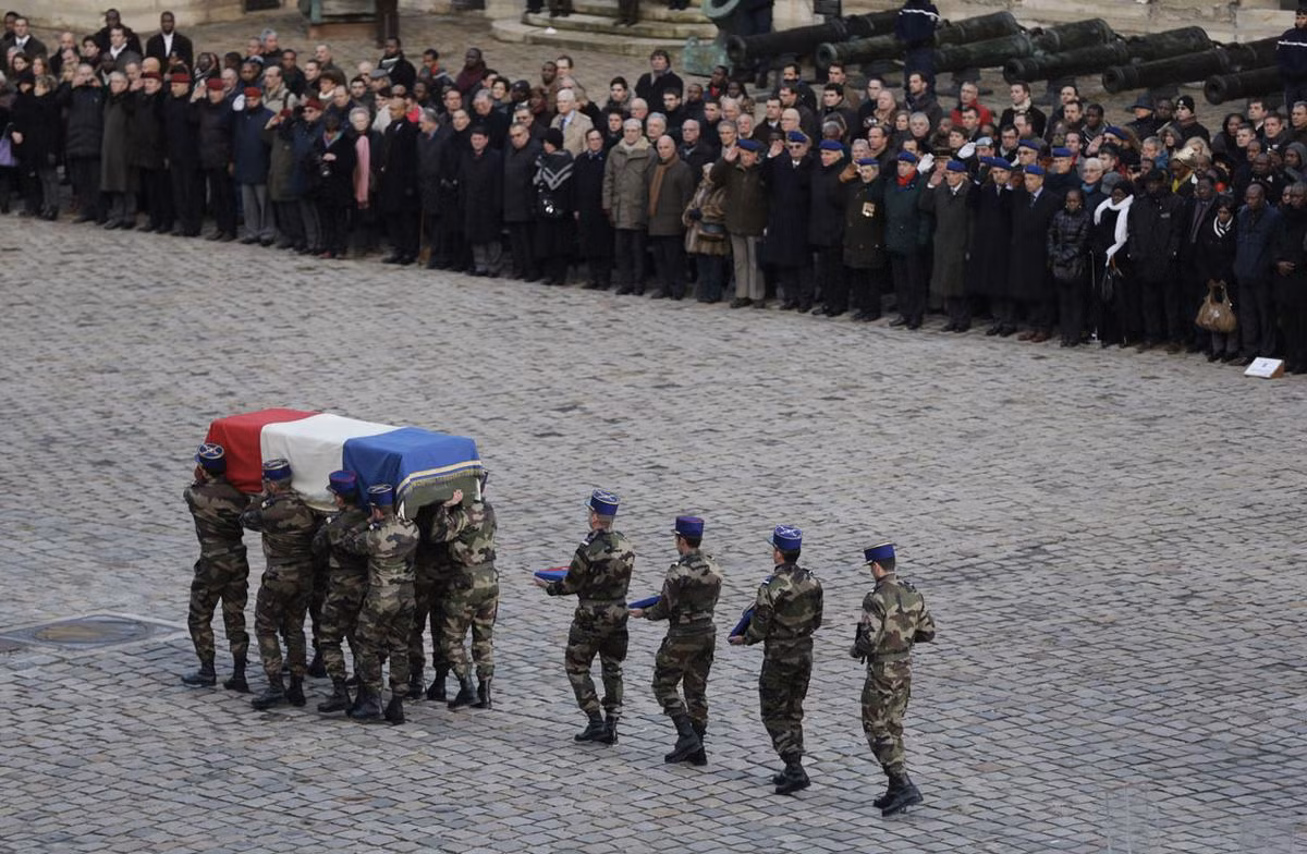 Một tử sĩ trong lực lượng Pháp được đưa về Parí vào ngày 15/1/2013, đây là một phi công thuộc Trung đoàn Trực thăng số 4. Nguồn ảnh: Theatlantic.