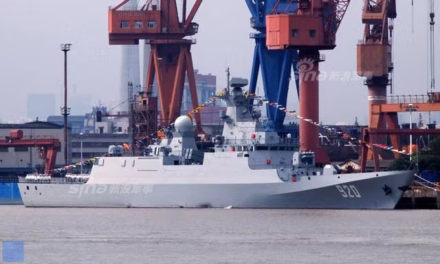 Tàu hộ vệ tên lửa C28A có độ giãn nước tối đa 3.000 tấn, dài 120 mét, mớm nước 3,87 mét. Tàu được trang bị 4 động cơ MTU-1163 16V cho phép nó di chuyển với tốc độ tối đa khoảng 30 hải lý/giờ tương đương với khoảng 56 km/giờ. Nguồn ảnh: Sina.