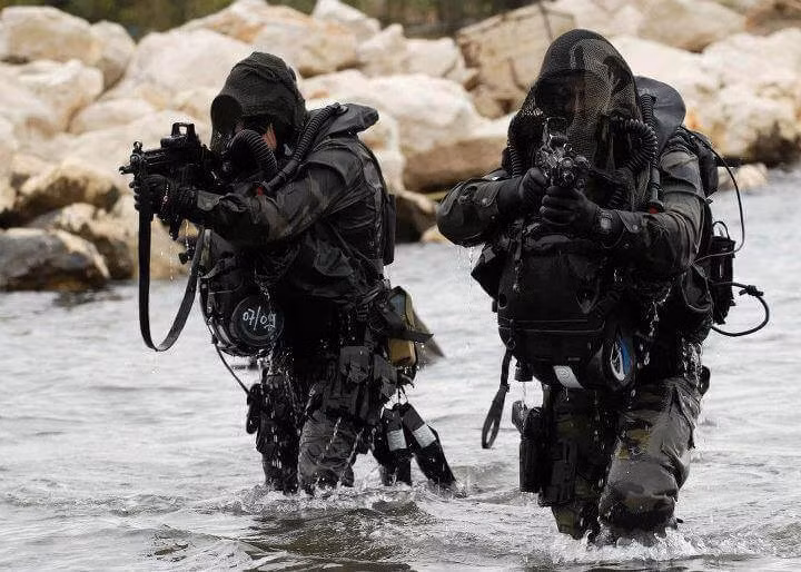 Thủy quân Lục chiến Đặc nhiệm Pháp cũng được xếp vào hàng các lực lượng “nguy hiểm” nhất trên thế giới. Được thành lập từ năm 1942 trong chiến tranh thế giới thứ hai và đào tạo bởi các sỹ quan đặc nhiệm Anh, hiện tại lực lượng này có khoảng 600 thành viên và hiện là một trong những đơn vị thiện chiến nhất của NATO. Nguồn ảnh: Fraghero.