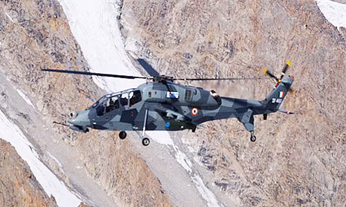 Dù xét toàn diện tính năng kỹ chiến thuật (gồm tính năng bay lượn cũng như vũ khí) thua kém các thế hệ trực thăng chiến đấu Mi-35 Nga hay là Apache của Mỹ. Thế nhưng, với hàng nội địa, Quân đội Ấn Độ thường có sự ưu ái rất lớn. Cho nên, tương lai gần, nhiều khả năng LCH sẽ là trực thăng tấn công "xương sống" của Ấn Độ. Trong khi số Mi-35 đã có (20 chiếc) và Apache (mua thêm của Mỹ) chỉ đóng vai trò bổ trợ. Nguồn ảnh: Paritet.