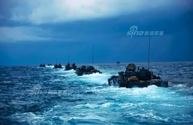 Với tốc độ 25 km/h, thiết giáp ZBD 2000 tỏ ra rất cơ động khi di chuyển dưới nước. Nguồn ảnh: CNMOD.