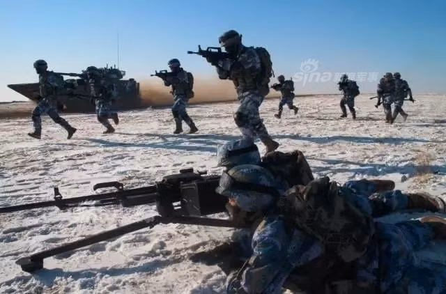 Việc một chiếc xe thiết giáp lưỡng cư lội nước có khả năng mang theo quân đổ bổ từ tàu há mồm vào tới tận đất liền và sau đó tiến sâu, làm nhiệm vụ tấn công yểm trợ cùng bộ binh sẽ mang lại lợi thế lớn về hỏa lực và làm giảm thiểu thương vong cho các lực lượng tấn công. Nguồn ảnh: CNMOD.