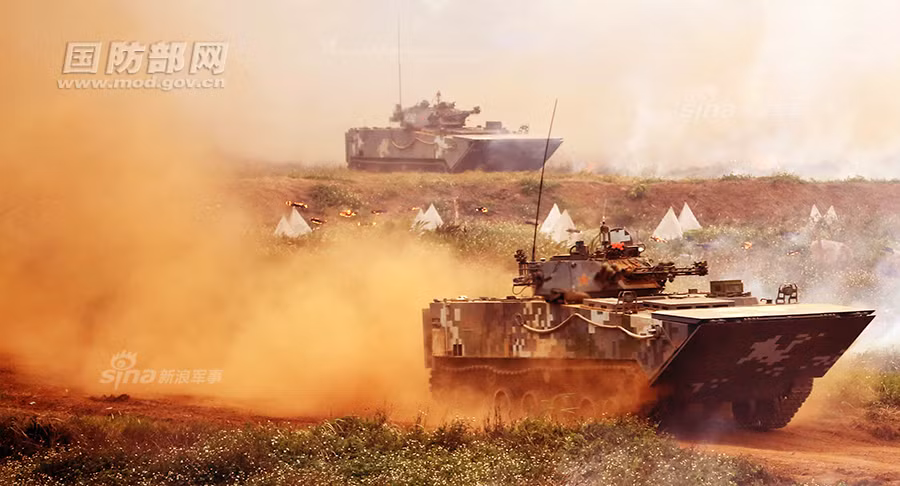 Xe thiết giáp ZBD 2000 có khả năng chở theo tổng cộng 8 binh lính được vũ trang đầy đủ kèm theo kíp lái 3 người. Chiếc thiết giáp này còn có một phiên bản được xếp vào hàng xe tăng hạng nhẹ với trang bị pháo chính cỡ nòng lên đến 105 mm. Nguồn ảnh: CNMOD.