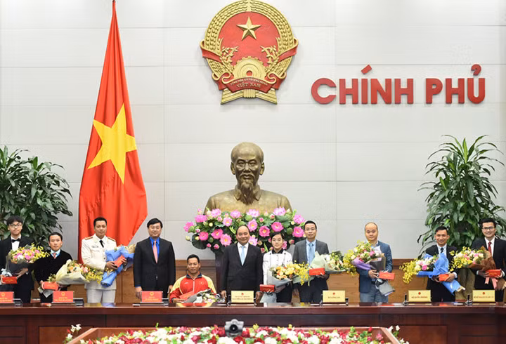 "Tất cả chúng ta đều suy nghĩ rằng, các bạn sẽ tiếp tục là những hạt nhân nòng cốt, lan tỏa những giá trị tốt đẹp; là tấm gương sáng cho các bạn trẻ học tập, noi theo", Thủ tướng Nguyễn Xuân Phúc nhấn mạnh.