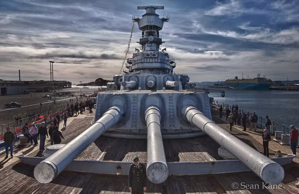 Tuy nhiên, việc các tàu khu trục hạm, các tàu hộ vệ tên lửa có chi phí đóng mới và vận hành rẻ hơn, nhỏ nhẹ hơn, có tốc độ cao hơn đã dần dần khiến những thiết giáp hạm khổng lồ này dần dần mất đi vị thế của mình. Cả 4 chiếc chiến hạm lớp Iowa đều đã được cho về hưu từ năm 1992 và kể từ đó đến giờ, các thiết giáp hạm cũng đã mất đi vị thế của mình và không còn được sử dụng bởi hải quân toàn thế giới nữa. Nguồn ảnh: Seankane.